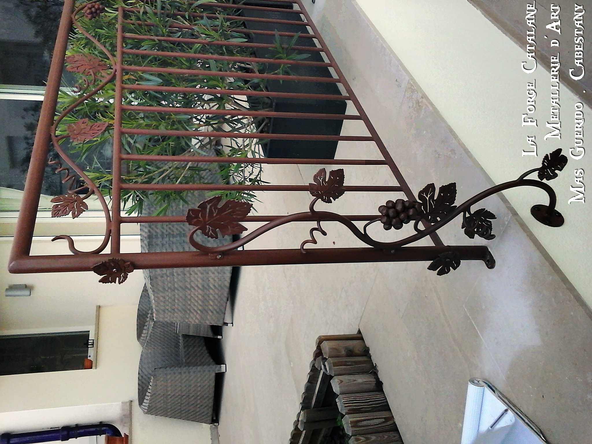 garde corps ouvrage feuilles de vignes avec fixation grappes de raisin  forge catalane.jpg